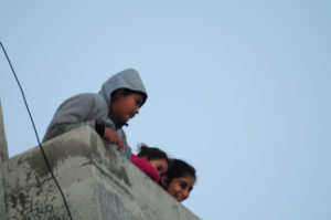 palestinian-kids-looking-down-on-group-from-mn-tripr_